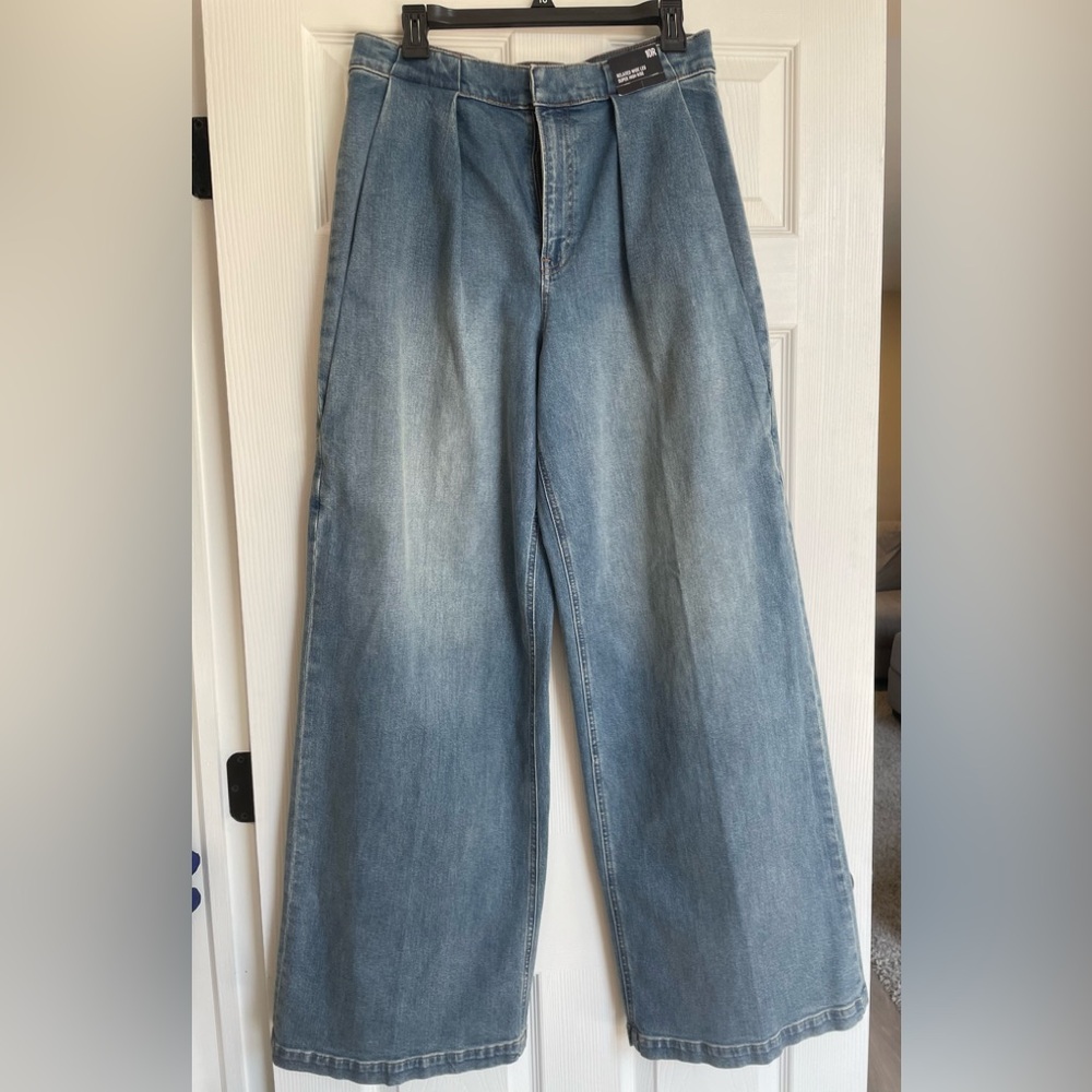 Woman's Express Relaxed Wide Leg Super High Rise Jean. 10R